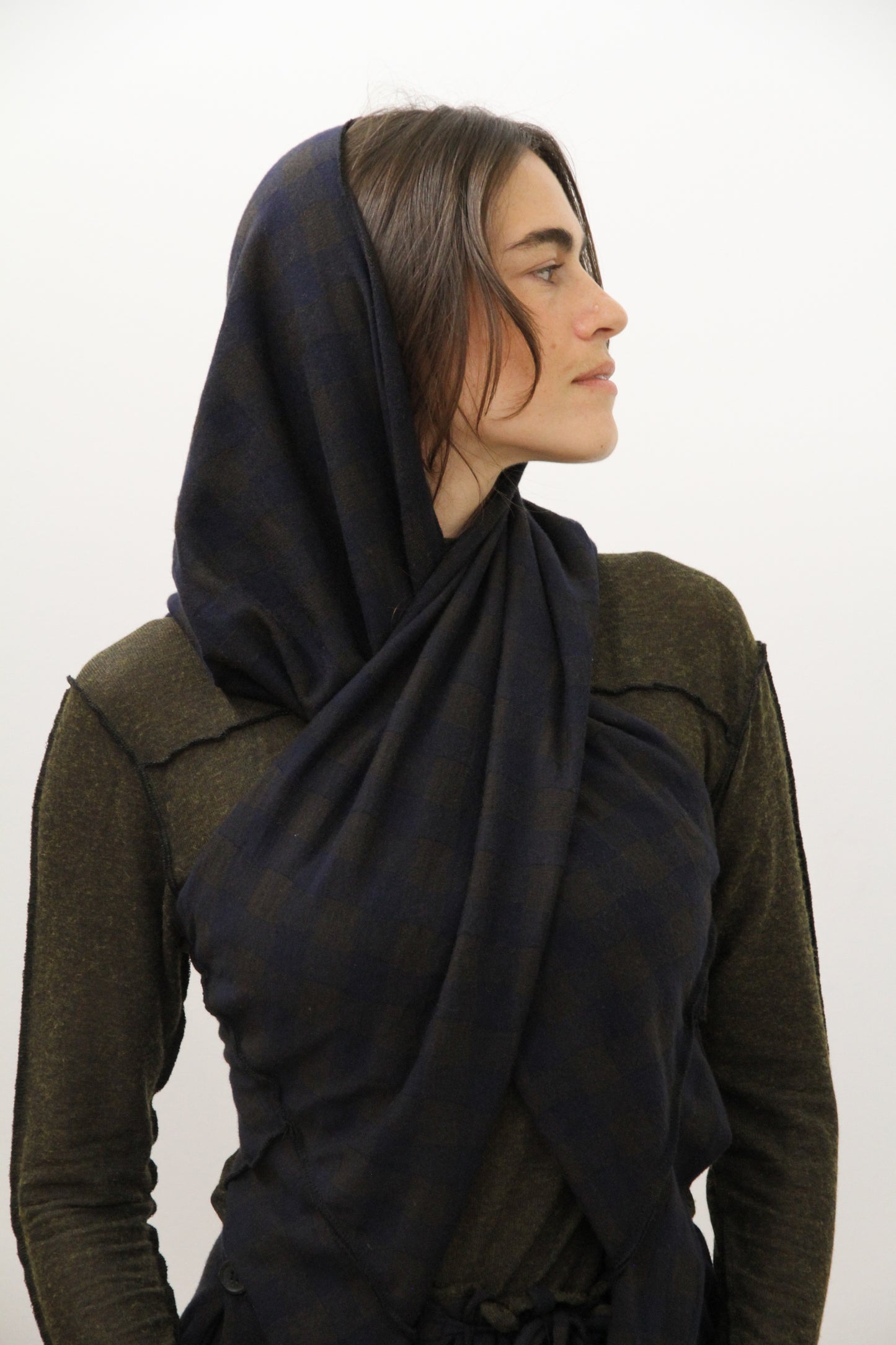 Chaleco tipo capa con capucha