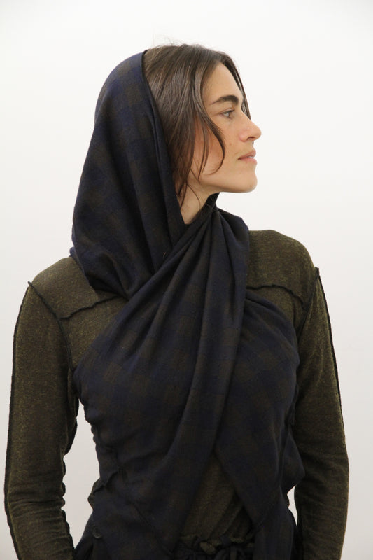 Chaleco tipo capa con capucha