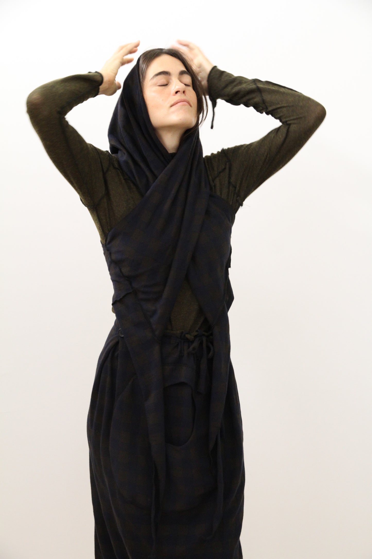 Chaleco tipo capa con capucha