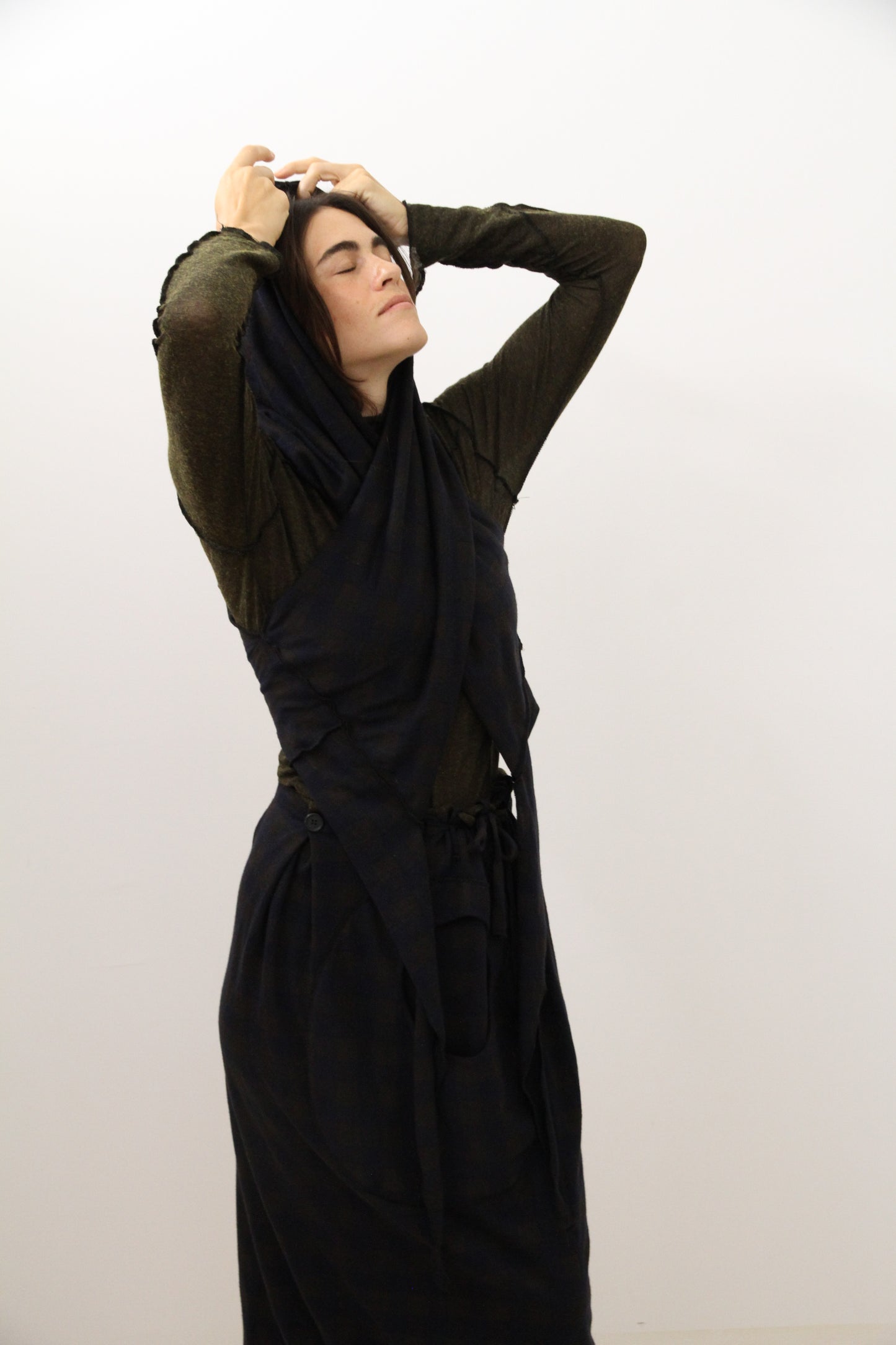 Chaleco tipo capa con capucha