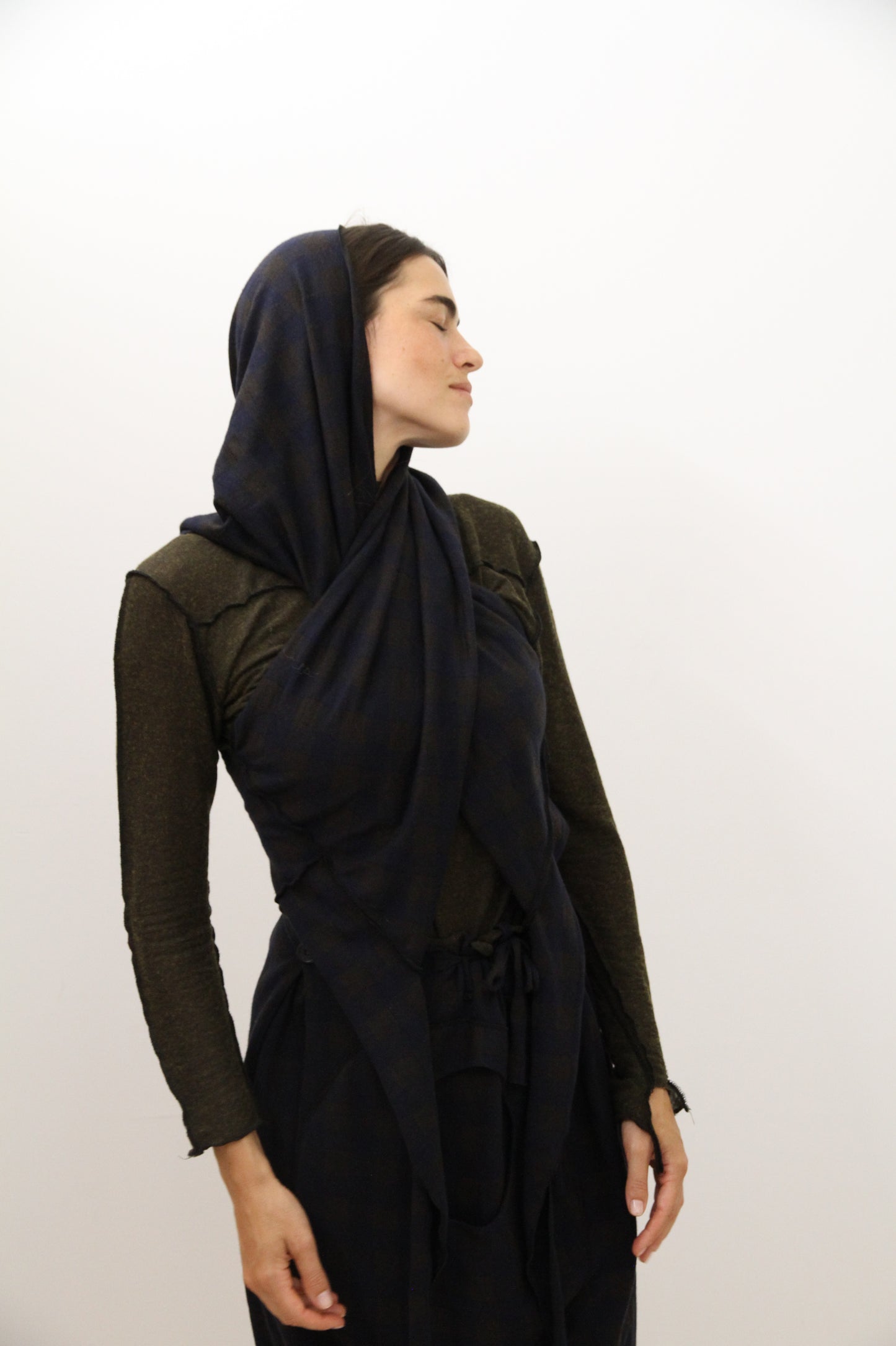 Chaleco tipo capa con capucha