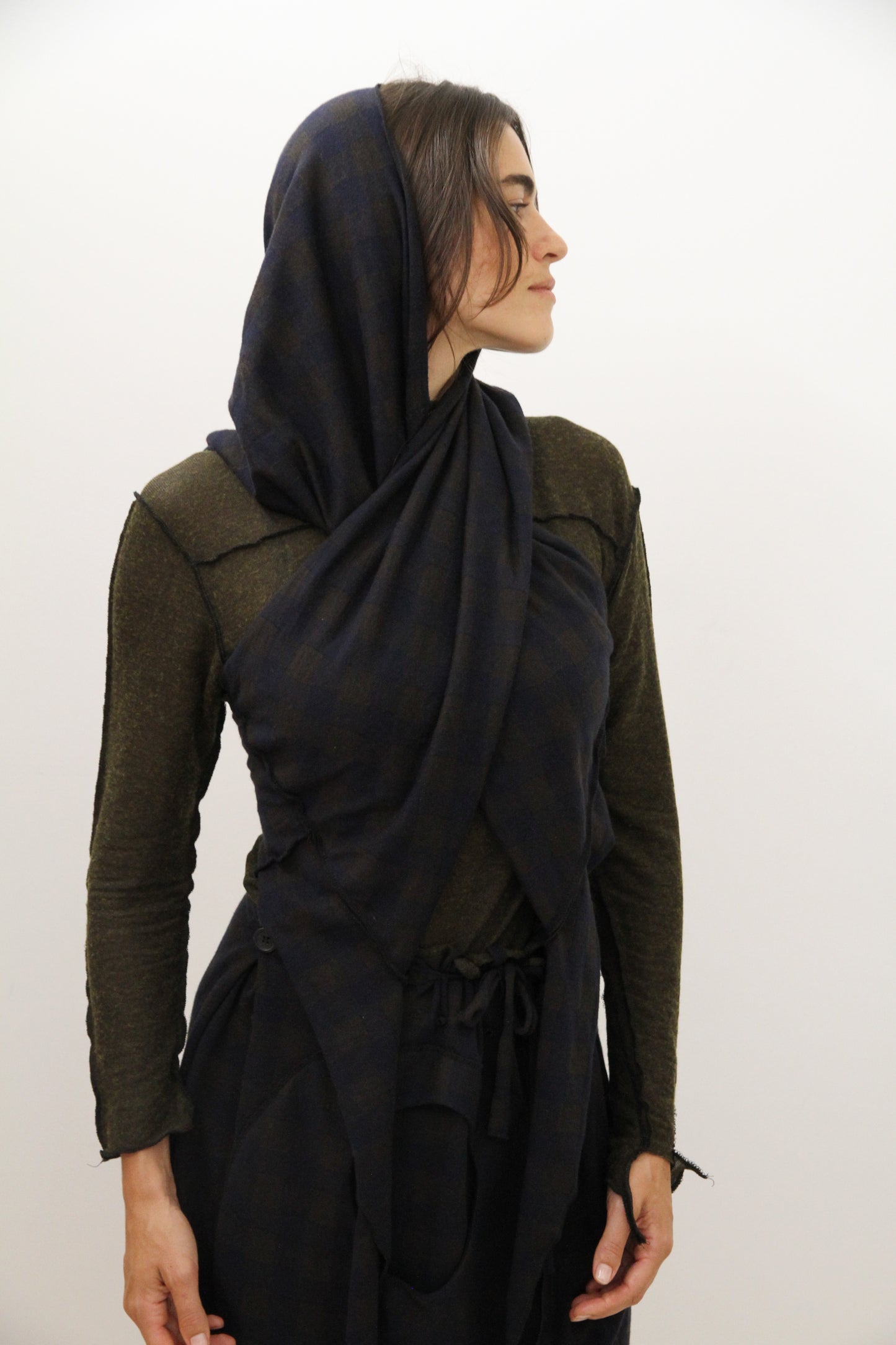 Chaleco tipo capa con capucha