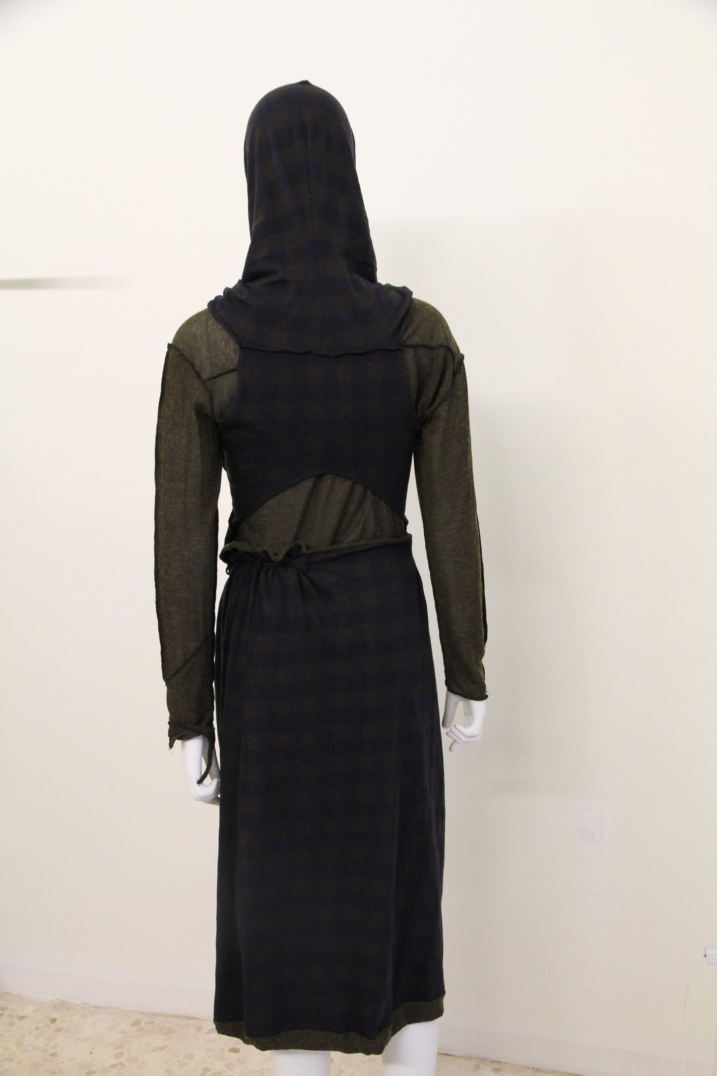 Chaleco tipo capa con capucha