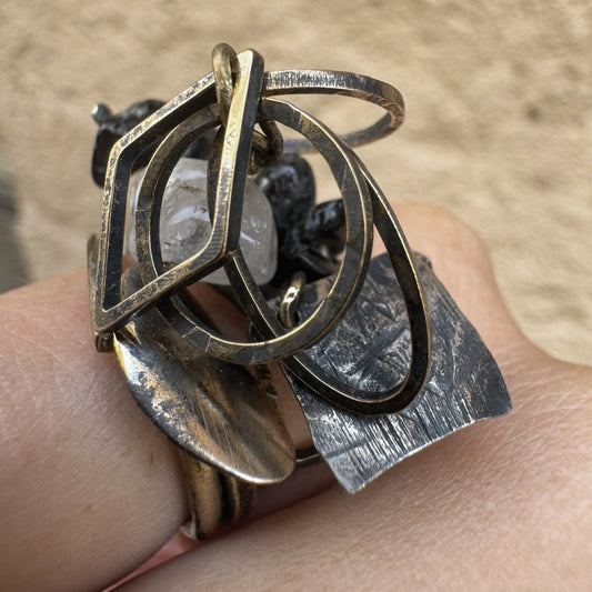 Anillo con figuras y piedra turmalina