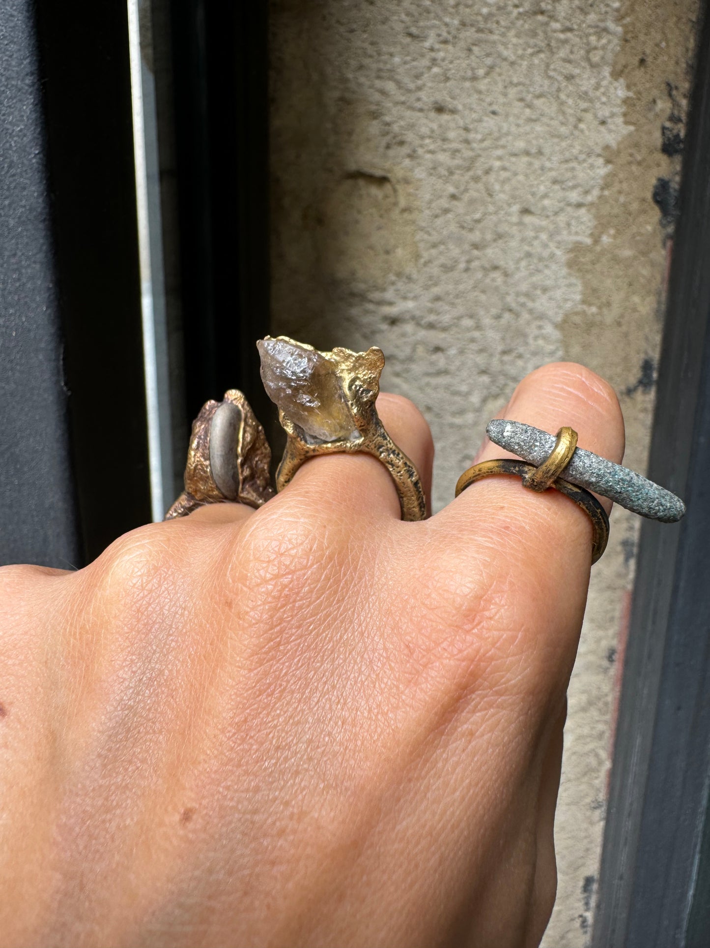 Ring with quartz stone