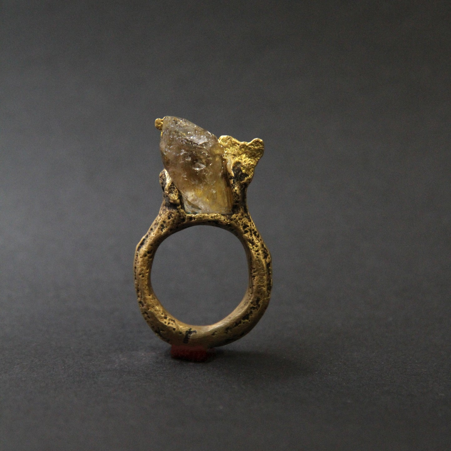 Ring with quartz stone