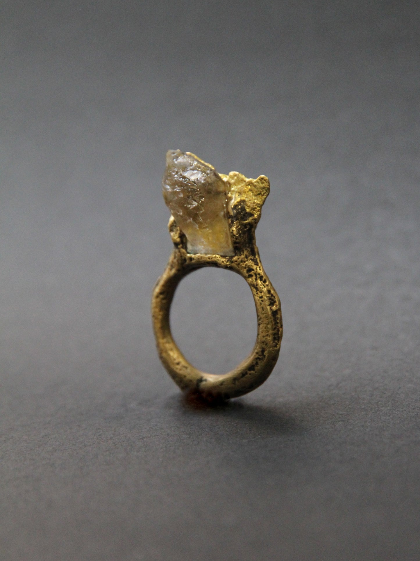Ring with quartz stone