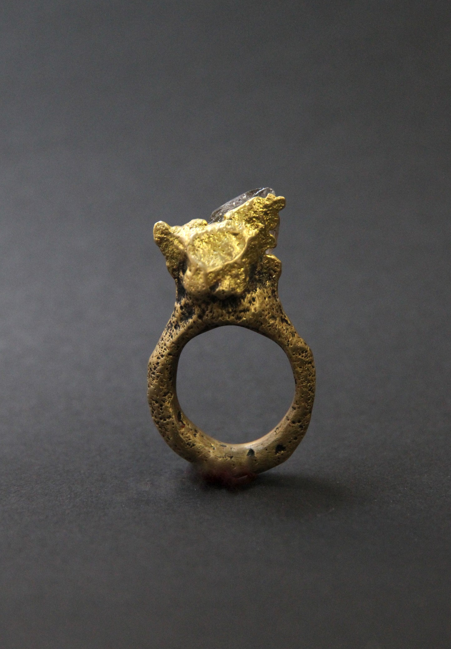 Ring with quartz stone