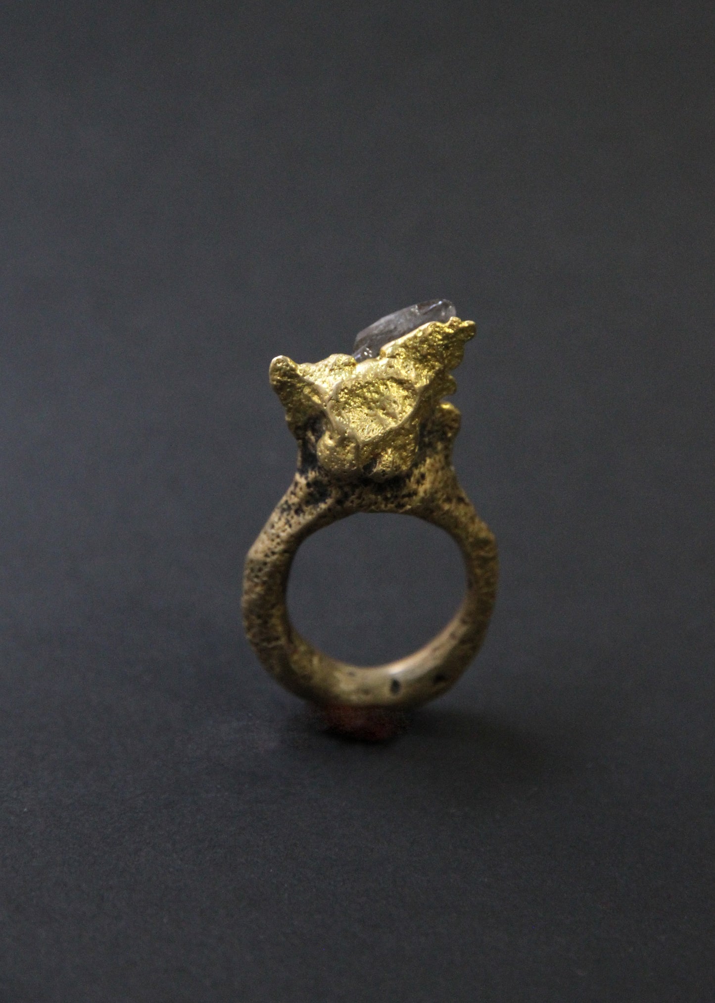Ring with quartz stone