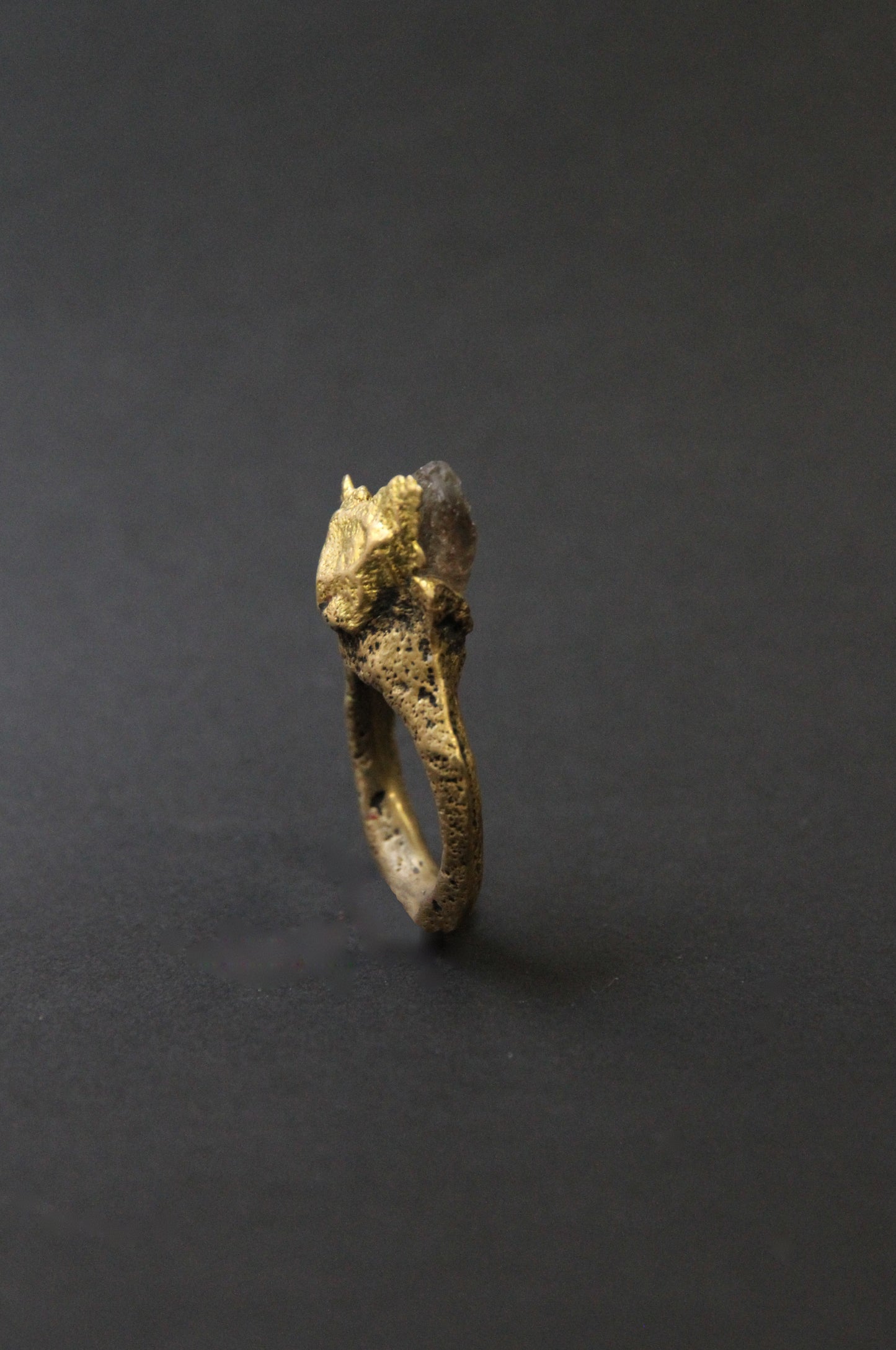 Ring with quartz stone