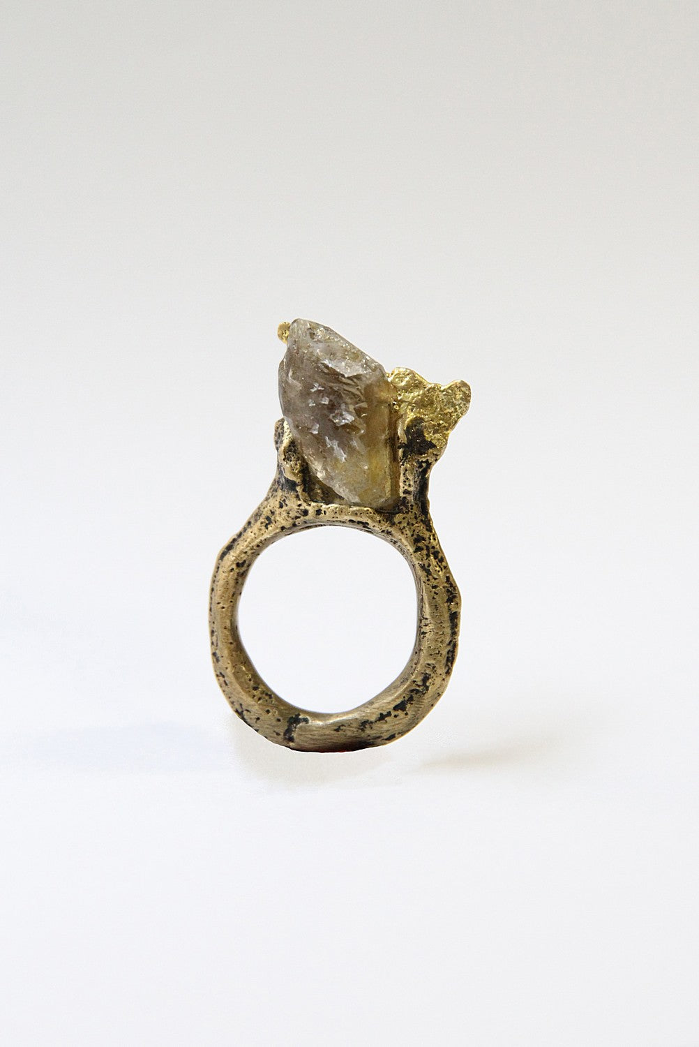 Ring with quartz stone