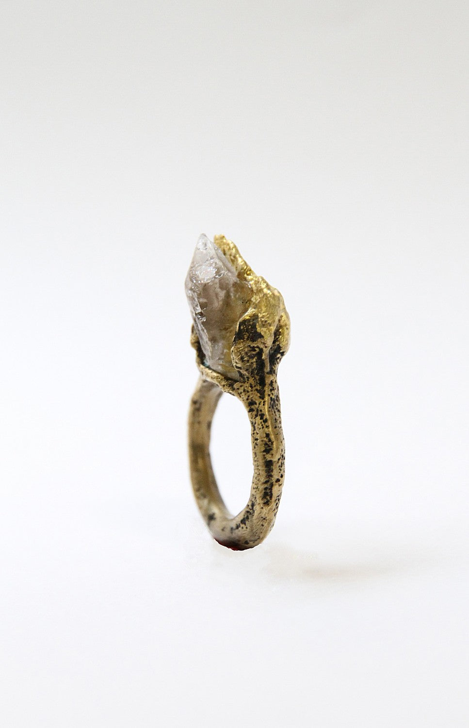 Ring with quartz stone