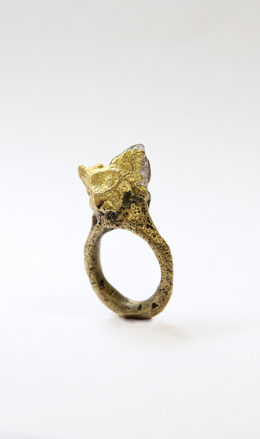 Ring with quartz stone
