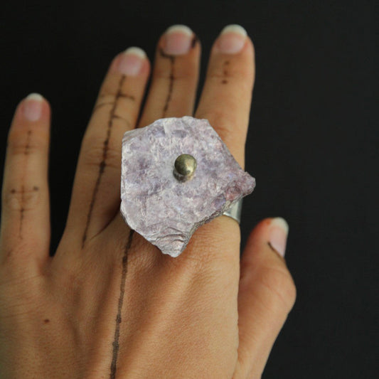 Anillo de lepidolita